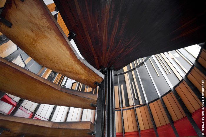 escalier restaurant le ventre de l'architecte le corbusier marseille